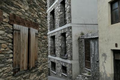 photograph “III.2022 — Faces of home, 143” par David Farreny — www.farreny.net — Andorre, Andorra, Canillo, ville, city, bourgade, town, bâtiments, immeubles, buildings, murs, walls, pierre, stone, fenêtres, windows, volets, shutters, bois, wood, balcons, balconies, verre, vitre, glass, portes, doors, rue, street, ruelle, alley, marches, steps, coin, angle, corner, gris, grey, gray