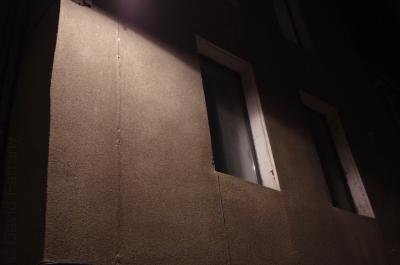 photograph “I.2014 — At night” par David Farreny — www.farreny.net — France, nuit, night, maison, house, façade, facade, fenêtres, windows, vitres, verre, glass, lumière, light, lampe, lamp, coin, angle, corner, Occitanie, Aveyron, Rouergue, Rodez