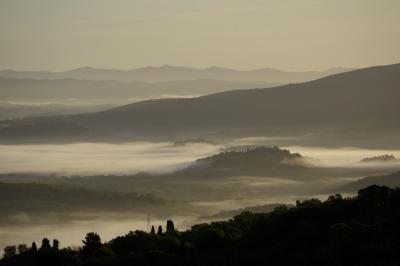 photograph “X.2019 — Facilities” par David Farreny — www.farreny.net — Italie, Italia, Italy, Toscane, Toscana, Tuscany, Sienne, Siena, Casole d'Elsa, paysage, landscape, collines, hills, brume, fog, matin, morning, arbres, trees, montagnes, mountains, horizon, carte postale, postcard