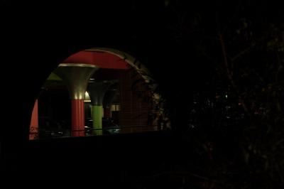 photograph “VIII.2023 — At night” par David Farreny — www.farreny.net — Andorre, Andorra, Canillo, nuit, night, été, summer, arche, arch, arcade, parking, car park, souterrain, underground, colonnes, columns, piliers, pillars, rouge, red, vert, green, sombre, dark, pénombre, darkness, arbre, tree, feuillage, foliage, voitures, cars, métal, metal, branches, lumière, light