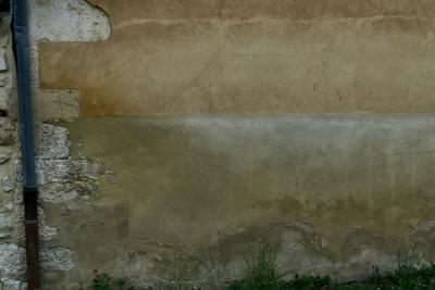 photograph “VI.2020” par David Farreny — www.farreny.net — France, mur, wall, pierre, stone, gouttière, drainpipe, métal, metal, beige, ocre, ochre, gris, grey, gray, herbe, grass, Occitanie, Gascogne, Gers, Jegun