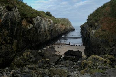 photograph “XII.2019 — The bottom of the year” par David Farreny — www.farreny.net — Espagne, Spain, España, Asturies, Asturias, Villanueva, plage, beach, playa del Canal, hiver, winter, roche, roc, rock, rochers, rocks, pierre, stone, sable, sand, entaille, groove, gash, couloir, corridor, passage, mer, sea, eau, water, océan, ocean, Atlantique, Atlantic, golfe de Gascogne, bay of Biscay, Llanes, sombre, dark, vague, wave, désert, vide, empty, desert