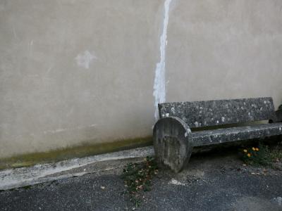 photograph “XI.2014 — Whatever” par David Farreny — www.farreny.net — France, Occitanie, Aveyron, Rouergue, Rodez, banc, bench, ciment, cement, mur, wall, paroi, bitume, blacktop, asphalte, asphalt, fleurs, flowers, orange, vieux, old, dépression, depression