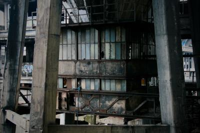 photograph “III.2010” par David Farreny — www.farreny.net — France, usine, factory, industrie, industry, délabrement, decay, abandon, abandoned, laverie, washing plant, citerne, tank, château d'eau, water tower, cône, cone, cube, rambarde, guardrail, béton, concrete, métal, metal, énorme, huge, smashed, windows, fenêtres, vitres, tags, graffiti, Occitanie, Tarn, Blaye-les-Mines