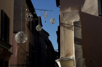 photograph “I.2014” par David Farreny — www.farreny.net — France, Occitanie, Aveyron, Rouergue, Rodez, rue du Bal, rue, street, ville, city, hiver, winter, maisons, houses, coin, corner, angle, décorations, decorations, Noël, Christmas, Nouvel An, New Year, lumière, light, neige, snow, boules, balls, sphères, spheres, néon, neon, vert, green, ombres, shadows, câbles, cables, fenêtres, windows, ciel, sky, volets, shutters, bois, wood