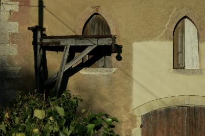 photograph “XI.2015” par David Farreny — www.farreny.net — France, Occitanie, Gascogne, Gascony, Gers, Jegun, pierre, stone, mur, wall, grange, barn, campagne, countryside, poteau, post, pole, ombre, shadow, fil, wire, câble, cable, fenêtres, windows, volets, shutters, bois, wood, arcs brisés, pointed archs, portail, gate, automne, autumn, fall, haie, badge, poulie, pulley, métal, metal, beige