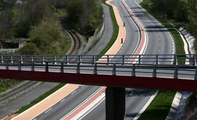 photograph “IV.2008 — Time passes” par David Farreny — www.farreny.net — France, Occitanie, Aveyron, Rouergue, Olemps, route, road, rocade, ring road, pont, bridge, bitume, blacktop, asphalte, asphalt, rambarde, guardrail, métal, metal, arbres, trees, herbe, grass, voie ferrée, railway, lignes, lines, pointillé, dotted, pilier, pillar, clôture, fence, grillage, fencing, passé, past, dépression, depression