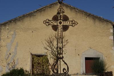 photograph “XI.2015” par David Farreny — www.farreny.net — France, Occitanie, Gascogne, Gers, Castéra-Verduzan, maison, house, croix, cross, métal, metal, mur, wall, fenêtres, windows, catholicisme, Catholicism, plantes, plants, feuilles, leaves, feuillage, foliage, 1837, grillage, fencing, arbre, tree, branches, automne, autumn, fall