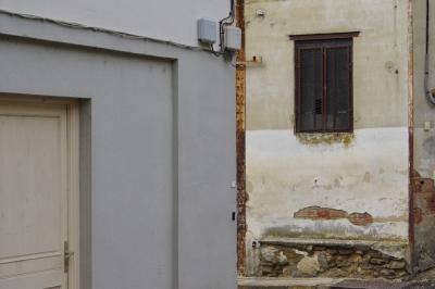 photograph “III.2021” par David Farreny — www.farreny.net — France, Occitanie, Gascogne, Gers, Éauze, rue, street, ville, city, porte, door, bois, wood, mur, wall, béton, concrete, angle, coin, corner, bâtiment, building, pierre, stone, brique, brick, vieux, old, fenêtre, window, métal, metal, rouille, rouillé, rust, rusty, rivets, câbles, cables, fils, wires, boîtiers, boîtes, boxes, plastique, plastic, électricité, electricity, grille, railings, trottoir, pavement, poignée, handle