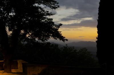 photograph “X.2019 — Autunno in Toscana” par David Farreny — www.farreny.net — Italie, Italia, Italy, Toscane, Toscana, Tuscany, Sienne, Siena, Casole d'Elsa, soir, evening, nuit, night, terrasse, terrace, panorama, collines, hills, arbres, trees, cyprès, cypress, nuages, clouds, lumière, light, muret, low wall, coin, corner, feuillage, foliage, feuilles, leaves, paysage, landscape, carte postale, postcard