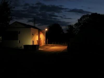 photograph “VIII.2013 — At night” par David Farreny — www.farreny.net — France, nuit, night, maisons, houses, rue, street, lampadaire, réverbère, lamp, lumière, light, trottoir, pavement, arbres, trees, nuages, clouds, poubelles, bins, cans, noir, black, sombre, dark, obscurité, darkness, Occitanie, Aveyron, Rouergue, Olemps