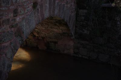 photograph “III.2014” par David Farreny — www.farreny.net — France, Occitanie, Aveyron, Rouergue, Bessuéjouls, pont, bridge, pierre, stone, rivière, river, arc, arche, arch, eau, water, lumière, light, granit, rose, pink, granite, rive, shore, Saint-Pierre-de-Bessuéjouls