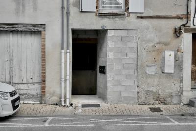 photograph “IX.2024 — Faces of home, 225” par David Farreny — www.farreny.net — France, Occitanie, Tarn-et-Garonne, Nègrepelisse, rue, street, trottoir, pavement, bitume, blacktop, asphalte, asphalt, voiture, car, maison, house, mur, wall, ciment, cement, parpaings, breeze-blocks, gris, grey, gray, garage, portail, gate, bois, wood, gouttières, drainpipes, métal, metal, brique, brick, porte, door, boîte à lettres, mailbox, fenêtre, window, verre, vitre, glass, volets, shutters, câbles, cables, fils, wires, plaque, plate, numéro, number, 13, dépression, domicile, home