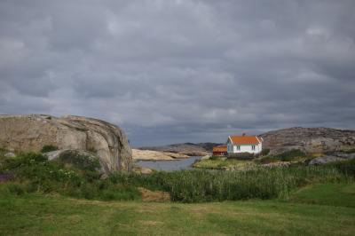 photograph “VIII.2019 — Run away to the North, 268” par David Farreny — www.farreny.net — Suède, Sverige, Sweden, Bohuslän, Västra Götaland, Sotenäs, Hunnebostrand, Ramsvik, île, island, archipel, achipelago, paysage, landscape, carte postale, postcard, nature, mer, sea, eau, water, rochers, rocks, maison, house, toit, roof, herbe, grass, ciel, sky, nuages, clouds