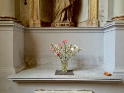 photograph “VI.2016” par David Farreny — www.farreny.net — France, Occitanie, Gascogne, Gascony, Gers, Auch, église, church, Saint-Orens, statue, saint Joseph, fleurs, flowers, verre, glass, colonnes, columns, religion, saint, culte, cult, vieux, old, obsolète, obsolete