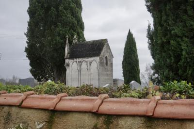 photograph “I.2025” par David Farreny — www.farreny.net — France, Occitanie, Gascogne, Gascony, Lomagne, Tarn-et-Garonne, Gramont, cimetière, cemetery, graveyard, mur, wall, tuiles, tiles, cyprès, cypresses, arbres, trees, chapelle funéraire, funeral chapel, tombes, tombs, graves, pierre, stone, plantes, plants, feuilles, leaves, hiver, winter, câbles, cables, fils, wires