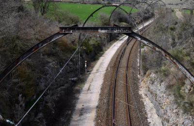 photograph “IV.2006 — Béziers-Neussargues” par David Farreny — www.farreny.net — France, Occitanie, Aveyron, Rouergue, Sévérac-le-Château, voie ferrée, railway, rail, rails, métal, metal, rocher, rock, chemin, path, arches, archs, ligne des Causses, câbles, cables, électriques, électricité, electricity, power, caténaire, catenary, transport