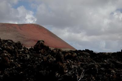 photograph “V.2016 — Lancerotte, 43” par David Farreny — www.farreny.net — Espagne, Spain, España, Canaries, Canary, Canarias, Lanzarote, Lancerotte, île, island, montagne, mountain, volcan, volcano, Caldera colorada, lave, lava, nuages, clouds, branche, branch, bois, wood, rochers, rocks, pente, slope, rouge, red, noir, black, paysage, landscape, Masdache