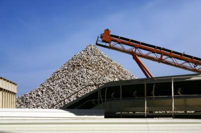 photograph “IV.2006” par David Farreny — www.farreny.net — France, Occitanie, Aveyron, Rouergue, Balsac, Capdenaguet, carrière, quarry, industrie, industry, métal, metal, gravier, gravel, cailloux, stones, pile, tas, heap, pyramide, pyramid, tapis roulants, conveyor belts, convoyeurs à bande, transport, rochers, rocks