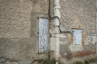 photograph “IV.2024 — Whatever” par David Farreny — www.farreny.net — France, Occitanie, Tarn-et-Garonne, Septfonds, maison, house, mur, wall, crépi, roughcast, pierre, stone, rugueux, rough, fenêtres, windows, volets, shutters, bois, wood, angle, coin, corner, câbles, cables, fils, wires, brique, brick