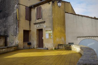 photograph “XII.2020” par David Farreny — www.farreny.net — France, Occitanie, Gard, Castillon-du-Gard, village, place, square, plaza, terrasse, terrace, café, cafe, bar, closed, fermé, enseigne, sign, maison, house, fenêtres, windows, porte, door, volets, shutters, bois, wood, pierre, stone, ciment, cement, hiver, winter, lampadaire, lampe, lamp, portail, gate, tuiles, tiles, génoise, câbles, cables, fils, wires, néon, neon, muret, low wall