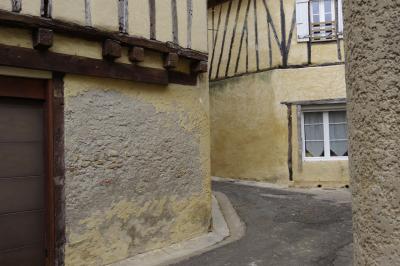 photograph “III.2021 — Faces of home, 221” par David Farreny — www.farreny.net — France, Occitanie, Gascogne, Gers, Éauze, Eauze, rue, street, ville, city, bourgade, town, ruelle, alley, porte, door, fenêtres, windows, volets, shutters, bois, wood, bitume, blacktop, asphalte, asphalt, crépi, roughcast, mur, wall, rideaux, curtains, domicile, home