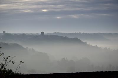 photograph “XI.2024” par David Farreny — www.farreny.net — France, Occitanie, Gascogne, Gers, Lomagne, paysage, landscape, automne, autumn, fall, campagne, countryside, collines, hills, bois, woods, arbres, trees, église, clocher, château d'eau, water tower, maisons, houses, toit, roof, branches, brume, brouillard, mist, fog, froid, cold, nuages, clouds, carte postale, postcard