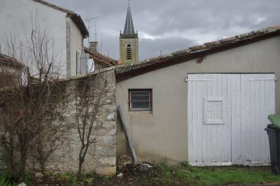 photograph “I.2024” par David Farreny — www.farreny.net — France, Occitanie, Tarn-et-Garonne, Septfonds, village, maisons, houses, garage, portail, gate, bois, wood, toit, roof, tuiles, tiles, mur, wall, pierre, stone, arbustes, shrubs, clocher, bell tower, église, church, antenne, antenna, poubelle, bin, trash, continue, container, fenêtre, window, nuages, clouds, hiver, winter, herbe, grass, métal, metal