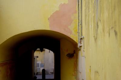 photograph “X.2019” par David Farreny — www.farreny.net — Italie, Italia, Italy, Toscane, Toscana, Tuscany, Pise, Pisa, San Miniato, Saint-Miniatus, ville, city, mur, wall, peinture, paint, jaune, yellow, rose, pink, tunnel, passage, tuyaux, pipes, métal, metal, rue, street, traces