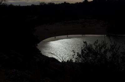 photograph “XII.2013” par David Farreny — www.farreny.net — France, Languedoc-Roussillon, Hérault, Saint-Jean-de-Fos, pont du Diable, gorges de l'Hérault, lac, lake, eau, water, soir, evening, silhouettes, personnages, figures, arbres, trees, feuillage, foliage, noir, black, obscur, dark, obscurité, darkness, plage, beach, rochers, rocks, rivage, shore, rivière, river, fleuve, reflets, reflections, paysage, landscape