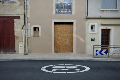 photograph “I.2025” par David Farreny — www.farreny.net — France, Occitanie, Gascogne, Gascony, Gers, Fleurance, ville, city, bourgade, town, rue, street, bitume, blacktop, asphalte, asphalt, vitesse, speed, limitation, limite, limit, nombre, number, 30, cercle, circle, maisons, houses, porte, door, plaque, plate, 27, trottoir, pavement, barrière, guardrail, gouttière, drainpipe, métal, metal, portail, gate, bois, wood, pierre, stone, fenêtres, windows, volets, shutters, verre, vitre, gladd, câbles, cables, fils, wires, panneaux, panels