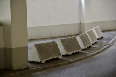 photograph “VIII.2019 — Whatever” par David Farreny — www.farreny.net — Suède, Sweden, Sverige, Västergötland, Västra Götaland, Gothembourg, Göteborg, Gothenburg, parking, souterrain, underground, car park, béton, concrete, trottoir, pavement, mur, wall, paroi, pilier, pillars, blocs, blocks, bitume, blacktop, asphalte, asphalt, gris, grey, gray, blanc, white