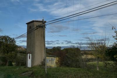 photograph “XI.2020 — Old-school” par David Farreny — www.farreny.net — France, automne, autumn, fall, paysage, landscape, campagne, countryside, transformateur, électrique, electricity, électricité, electrical, transformer, fils, wires, câbles, cables, tour, tower, ciment, cement, arbres, trees, nuages, clouds, ciel, sky, maisons, houses, poteaux, posts, poles, herbe, grass, Occitanie, Gascogne, Gers, Jegun