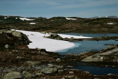 photograph “VII.2012 — Run away to the North, 4” par David Farreny — www.farreny.net — Norvège, Norway, Norge, Hardangervidda, Buskerud, Fagerheim, Halne, plateau, paysage, landscape, rochers, rocks, pierre, stone, collines, hills, neige, snow, lac, lake, eau, water, vide, emptiness, montagne, mountain, glace, ice