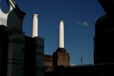 photograph “X.2010 — Battersea hunt, 3” par David Farreny — www.farreny.net — Royaume-Uni, United Kingdom, Angleterre, England, GB, UK, Londres, London, Battersea, Wandsworth, power station, Battersea power station, cheminées, chimneys, brique, brick, voie ferrée, railway, pont, bridge, usine, factory, industrie, industry, ville, city, paysage, landscape, cityscape, urbain, cuve, citerne, réservoir, tank, reservoir, gaz, gas, métal, metal, bâtiment, immeuble, building, rambardes, guardrails, arche, arch