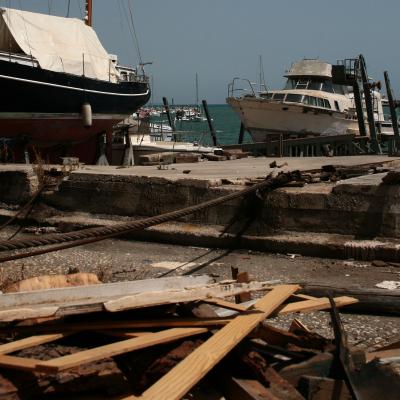 photograph “VII.2009” par David Farreny — www.farreny.net — Italie, Italy, Italia, Latium, Rome, Roma, Anzio, port, harbour, quai, dock, bateaux, boats, béton, concrete, métal, metal, rouille, rust, rusty, structures, été, summer, câble, cable, eau, water, mer, sea, Méditerranée, Mediterranean, planches, planks, bois, wood, bâche, sheet, plastique, plastic, carré, square