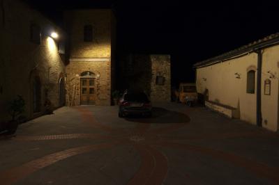 photograph “X.2019 — At night” par David Farreny — www.farreny.net — Italie, Italia, Italy, Toscane, Toscana, Tuscany, Sienne, Siena, Casole d'Elsa, soir, evening, nuit, night, village, place, square, pierre, stone, brique, brick, darkness, sombre, dark, lumière, light, voiture, car, triporteur, tricycle, porte, door, mur, wall, dallage, paving, silence