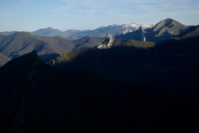 photograph “I.2020” par David Farreny — www.farreny.net — Espagne, España, Spain, Cantabrie, Cantabria, Vejo, Vega de Liébana, mirador del Corzo, port of San Gloria, montagnes, mountains, nature, paysage, landscape, ombre, shadow, hiver, winter, ciel, sky