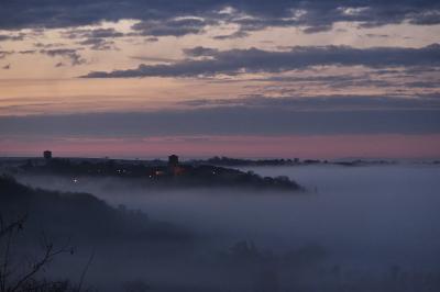 photograph “II.2025 — Some morning” par David Farreny — www.farreny.net — France, Occitanie, Gascogne, Gascony, Lomagne, Gers, matin, morning, hiver, winter, paysage, landscape, brouillard, fog, brume, haze, nuages, clouds, village, église, church, clocher, bell tower, lumières, lights, rose, pink, jaune, yellow, collines, hills, branches, branchages, cliché, carte postale, postcard