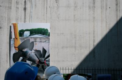 photograph “VI.2013” par David Farreny — www.farreny.net — France, béton, concrete, mur, wall, turbines, hydrauliques, hydraulic, métal, metal, industrie, industry, usine, factory, photographies, photographs, photos, images, casques, hard hats, plastique, plastic, barrière, fence, ombre, shadow, arbres, trees, Occitanie, Aveyron, Rouergue, Lot, Quercy, Capdenac, Capdenac-Port