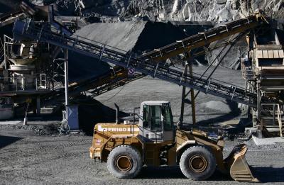 photograph “XI.2005 — FR160” par David Farreny — www.farreny.net — France, Occitanie, Aveyron, Rouergue, Capdenac-Gare, carrière, quarry, engin, engine, véhicule, bulldozer, pelle, shovel, métal, metal, roues, wheels, rocher, rock, tapis roulants, convoyeurs, conveyors, bande, belt, machines, FR160