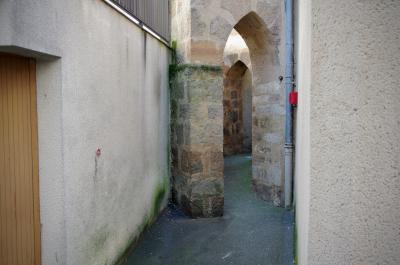 photograph “III.2014” par David Farreny — www.farreny.net — France, Occitanie, Aveyron, Rouergue, Rignac, ruelle, alley, maison, house, crépi, roughcast, portes, doors, pierre, stone, arcs, archs, gouttière, drainpipe, coin, corner, angle, bitume, blacktop, asphalte, asphalt, bois, wood, métal, metal, humidité, dampness, humide, damp, mousse, moss