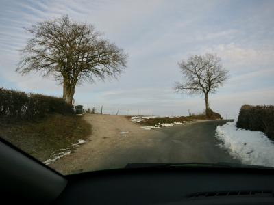 photograph “II.2012” par David Farreny — www.farreny.net — France, campagne, countryside, route, road, chemin, path, arbres, trees, haies, hedges, neige, snow, voiture, car, poubelle, bin, trash, can, nuages, clouds, paysage, landscape, gravier, gravel, herbe, grass, hiver, winter, clôture, fence, fencing, Occitanie, Aveyron, Rouergue, Olemps