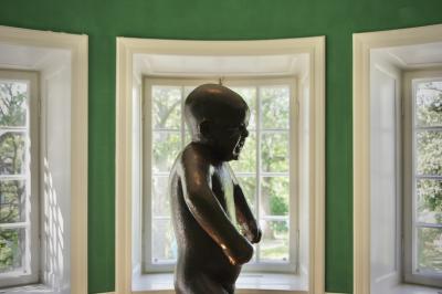 photograph “VIII.2019” par David Farreny — www.farreny.net — Thielska galleriet, galerie Thiel, Thiel gallery, musée, museum, Djurgården, Stockholm, Suède, Sweden, statue, sculpture, XXe siècle, 20th century, Gustav Vigeland, Sinnataggen, L'enfant furieux, The angry boy, fenêtres, windows, parc, park, arbres, trees, enfant, child, bébé, baby, colère, anger, cri, cream