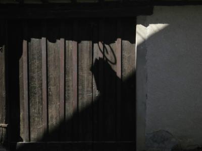 photograph “VI.2015 — Whatever” par David Farreny — www.farreny.net — France, Occitanie, Tarn, Sorèze, mur, wall, porte, door, bois, wood, pierre, stone, crépi, roughcast, bandes, stripes, ombre, shadow, triangle