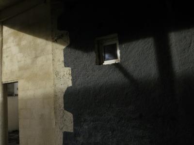 photograph “XII.2024 — Whatever” par David Farreny — www.farreny.net — France, Occitanie, Gascogne, Gascony, Gers, Auch, mur, wall, passage, crépi, roughcast, ciment, cement, fenêtre, window, lucarne, skylight, noir, black, carré, square, vitre, verre, glass, pilier, pillar, ombre, shadow