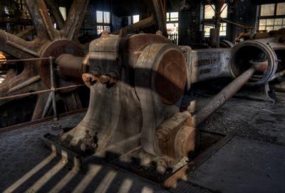 photograph “XI.2009 — Transmission” par David Farreny — www.farreny.net — France, HDR, usine, factory, transmission, arbre, shaft, roue, wheel, axe, axis, machine, abandon, abandoned, délabrement, decay, fenêtres, windows, métal, metal, industrie, industry, saleté, dirt, rouille, rust, rusty, Le Creusot, Schneider, Occitanie, Rouergue, Aveyron, Decazeville