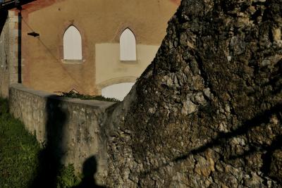 photograph “XI.2020” par David Farreny — www.farreny.net — France, pierre, stone, mur, wall, muret, low wall, grange, barn, campagne, countryside, poteau, post, pole, ombre, shadow, fil, wire, câble, cable, fenêtres, windows, volets, shutters, bois, wood, arc brisé, pointed arch, portail, gate, herbe, grass, automne, autumn, fall, Occitanie, Gascogne, Gers, Jegun