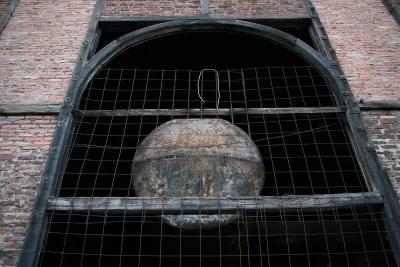 photograph “X.2009 — Global rust” par David Farreny — www.farreny.net — France, mur, wall, brique, brick, globe, sphère, sphere, rouille, rust, rouillé, rusty, bois, wood, usine, factory, industrie, industry, délabrement, decay, métal, metal, grillage, fence, wire, fencing, citerne, cuve, tank, Occitanie, Aveyron, Rouergue, Decazeville