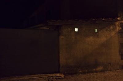 photograph “VIII.2015 — At night” par David Farreny — www.farreny.net — France, Occitanie, Gascogne, Gascony, Gers, Jegun, nuit, night, soir, evening, maison, house, portail, gate, métal, metal, mur, ciment, cement, fenestrons, fenêtres, windows, vasistas, skylights, lumière, light, toit, roof, tuiles, tiles, ombre, shadow